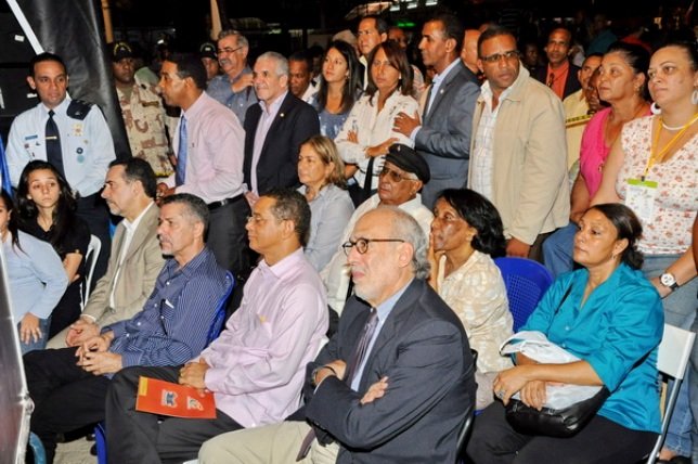 En el público se observa el senador de Espaillat, el diputado Manuel Jiménez, el ministro Euclides Gutiérrez Félix, el doctor Luís Brea Franco, entre otros
